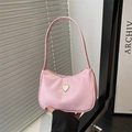 Bolso hobo rosa en forma de media luna con adorno de corazón y correa larga de moda - Rosa