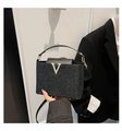 Dettaglio della borsa a tracolla glitterata nera con fibbia a V in metallo argentato - Nero