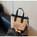 Details van contraststiksel en gouden klinknagels op deze vintage bucket-tas - Beige en zwart