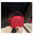 Borsa a mano rossa con paillettes, logo a V in metallo e tracolla regolabile - Rosso