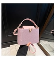 Borsa a mano glitterata rosa con fibbia a V dorata e tracolla regolabile - Rosa