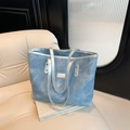 Sac fourre-tout bleu clair minimaliste avec poignées argentées et étiquette FASHION - Bleu clair