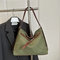 Borsa tote in camoscio verde scuro con spalline in pelle marrone e dettagli metallici - Verde