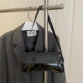 Bolso baguette minimalista de charol negro con acabado brillante de espejo y asa fina - Negro