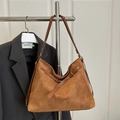 Borsa hobo marrone in pelle scamosciata con cinturini decorativi e occhielli in metallo - Marrone