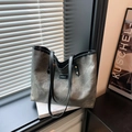 Sac fourre-tout en toile grise avec anses en cuir noir et patch mode - gris foncé