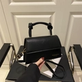 Borsa a mano minimalista in pelle nera opaca con manico a nodo e tracolla regolabile - Nero