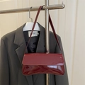Bolso de hombro minimalista de charol burdeos para mujer con un acabado brillante - Rojo