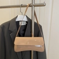 Bolso baguette minimalista de charol color albaricoque con un elegante acabado brillante - Caqui