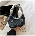Schultertasche aus Denim mit Schmetterlingsmotiv und silbernem Griff mit Kette - Dunkelblau