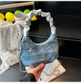 Dunkelblaue Jeans-Halbmondtasche mit silbernen Schmetterlingen und Faltenledergriff - Hellblau
