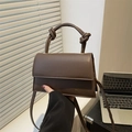 Borsa a tracolla marrone scuro con manico a nodo e scritte dorate minimaliste - caffè