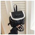 Detalle de mini mochila negra con ribete de encaje blanco y adorno de lazo elegante - Negro