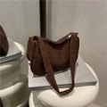 Bolso de hombro minimalista de pana marrón oscuro con textura vertical y cremallera - café