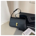 Detalle del bolso de hombro negro minimalista con cierre dorado y textura de cuero liso - Negro