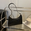 Borsa baguette nera con trama geometrica a rilievo e cerniera in metallo dorato - Nero
