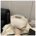 Detalle de bolso en cuero PU crema que muestra el asa ovalada y el logotipo impreso - Blanco