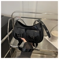 Details der schwarzen Lackleder-Schultertasche mit glänzendem Finish und Schnallen - Schwarz