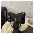 Detalle del bolso de hombro en charol negro brillante con cierre giratorio de metal - Negro