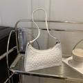 Borsa baguette bianca trapuntata minimalista con finitura lucida e cerniera dorata - Bianco