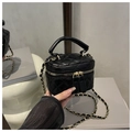 Schicke schwarze gesteppte Mini-Handtasche mit goldener Kette und Crossbody-Design - Schwarz