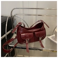 Retro burgunderrote Halbmond-Tasche mit Glanzeffekt und doppelten Schnallentaschen - Rot
