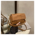 Détail du sac à main en cuir marron caramel avec texture tissée large et bords festonnés - Marron