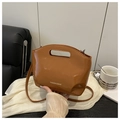 Detalle del bolso de piel sintética marrón caramelo con asa ovalada y logo impreso - Marrón