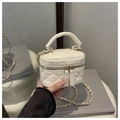 Weiße Mini-Box-Tasche mit Rautensteppung, goldener Kette und elegantem Tragegriff - Weiß
