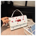 Borsa a tracolla bianca in ecopelle con stampe a ciliegia e fibbia a ciliegia lucida - Bianco