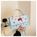 Borsa a tracolla azzurra in ecopelle con stampe ciliegie e accenti in cristallo 3D - Blu