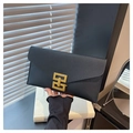 Détail de la pochette enveloppe en cuir saffiano noir avec boucle carrée dorée - Noir