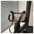 Detailansicht einer weißen Kirsch-Schultertasche mit schwarzen Schleifen und Reißverschluss - Schwarz
