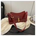 Bolso de hombro minimalista en charol burdeos con cierre dorado sobre seda fina - Rojo