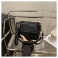 Dettaglio borsa a tracolla intrecciata nera con bordo smerlato e finiture dorate - Nero