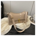 Bolso de hombro chic en charol beige con cierre giratorio dorado y correa ajustable - Caqui