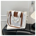 Detail van de canvas shopper met hoogwaardige leren bies en stevige dubbele handvaten - Wit