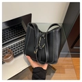Bolso tipo cubo negro retro con costuras blancas en contraste y hebilla dorada - Negro