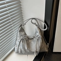 Bolso hobo plateado metalizado con lazos decorativos y cremallera doble frontal - Plateado