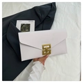Pochette enveloppe blanche en cuir Saffiano avec fermoir en métal doré signature - Blanc