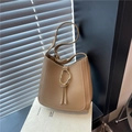 Borsa a secchiello minimalista in pelle PU cammello con cuciture bianche e nappe - Cachi