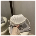 Bolso bandolera blanco en forma de concha con cadena de perlas y textura de serpiente - Blanco