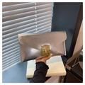 Pochette enveloppe argentée métallisée avec boucle dorée géométrique pour femme - Argenté