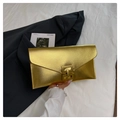 Détail de la pochette enveloppe dorée à texture Saffiano avec une boucle métallique - Doré