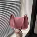 Elegante bolso de hombro hobo rosa en cuero sintético suave con forma de media luna pura - Rosa