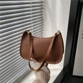 Bolso de hombro minimalista marrón en forma de media luna con herrajes dorados - Marrón