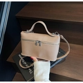 Bolso caja minimalista de piel granulada beige con herrajes plateados y asa - Caqui