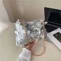 Bolso elegante de lentejuelas plateadas con cadena dorada en un entorno de estilo moderno - Plateado
