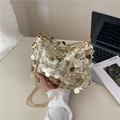 Bolso bandolera chic con lentejuelas plateadas y doradas y cadena de metal dorada - Dorado