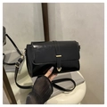 Bolso bandolera negro brillante con hebilla de corazón dorado y detalle de cinturón - Negro